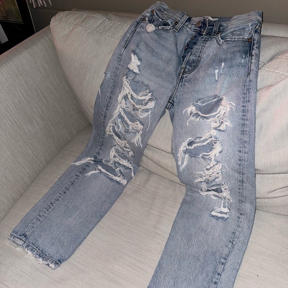 Light Wash Levi’s Straight Leg - Picture 3 of 4